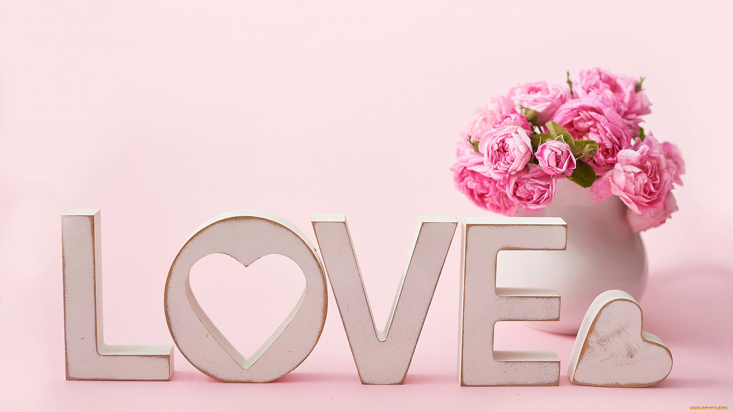 Надпись Love на розовом фоне